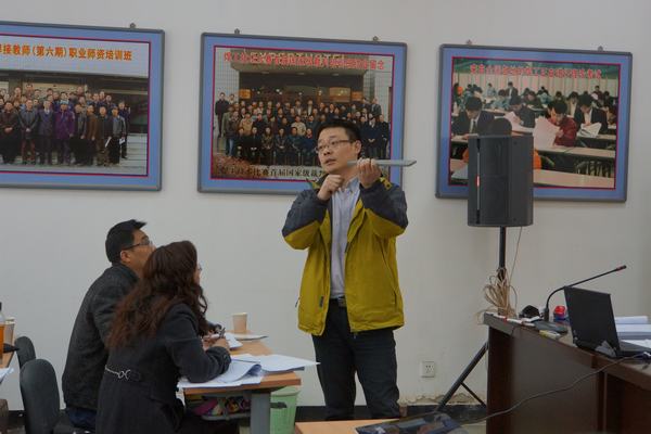 謝琦老師授課中